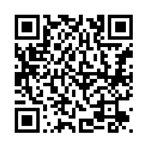 他靠着座椅在悠闲的观赏两旁景色二维码生成