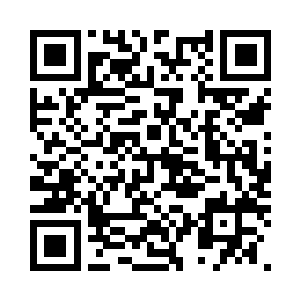 他顺手将手里的一个包裹递给了穆根二维码生成