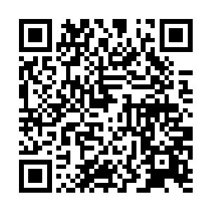 他顿时感动自己的脸好像被奔驰的火车撞到了一样二维码生成