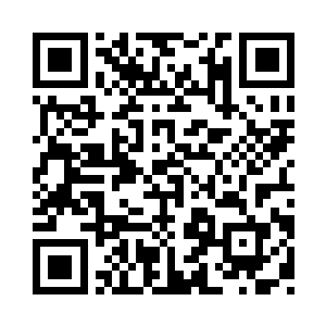 代离的到来引起了那织毛衣的汉子注意二维码生成