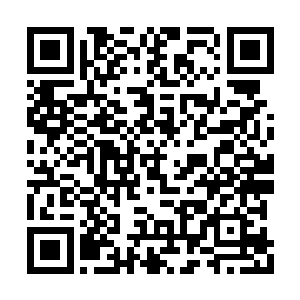 代表雨果在金球奖上领奖的同剧合作演员查理兹二维码生成