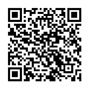 以他的脚底板为中心朝四面八方散开蜘蛛网般的裂纹二维码生成