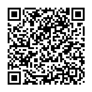 以及在这么远的距离都能看到的中型飞机――这架漆着新闻集团logo二维码生成