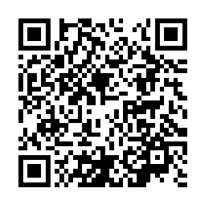 以及那怎么也没办法遮掩丰满躯体的银色制服――二维码生成
