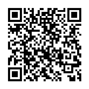 以至于他看起来仿佛都有些类似于在香烟缭绕里面的神像一般二维码生成