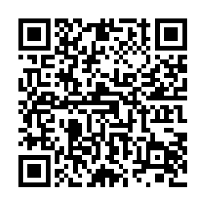 任冰弯腰抓起染着血迹的床单拿起床头上的火机点上了火二维码生成