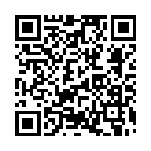 任凭着走上前来的警察给他扣上了手铐二维码生成