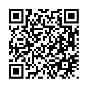 众人望着空中的五把巨大的火焰大剑二维码生成