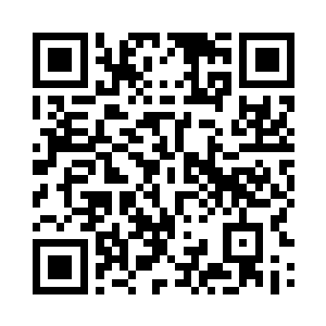 众人正在校外停车场笑谈着走向车辆二维码生成