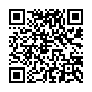 众人簇拥着所谓加藤君从我们面前经过后二维码生成