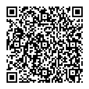 优雅的拿起了筷子轻轻的试了一下然后夹了一块寿司用一只手在下面虚托着然后放进了嘴里慢慢的嚼了起来二维码生成