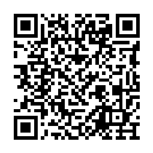 伙计笑呵呵点头哈腰地将几人引到最大的餐桌旁二维码生成