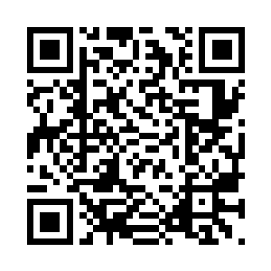 会议室里的年轻人主动给庞校长续了一杯水二维码生成