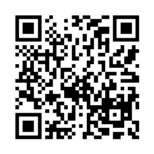 会议的八位核心成员围在笔记本电脑前二维码生成