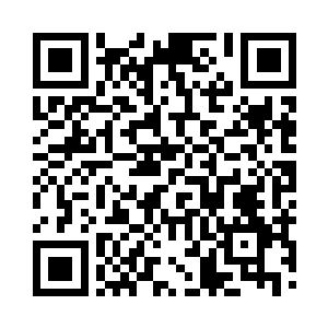 伴随着一块块岩石从悬浮山峰上脱落下来二维码生成