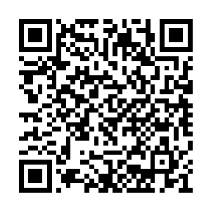 伴随着众人的掌声和欢呼声来到了自己的座位上二维码生成