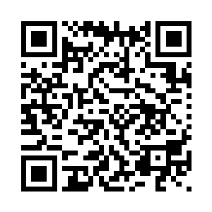 伸出一只手架住了中年男子的手臂二维码生成