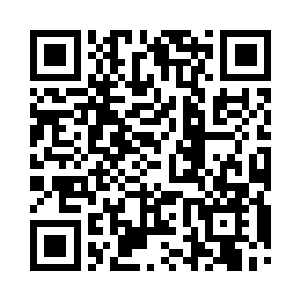 伸出一只手臂拦住即将登场比赛的柯尔顿新生二维码生成