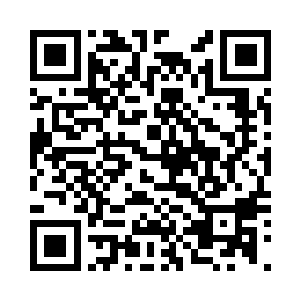 伸出两只芊芊玉手搭在了他的肩膀上二维码生成