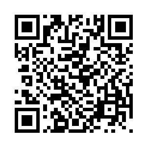 伸出白皙柔弱的手轻轻拨开他颈间的湿发二维码生成