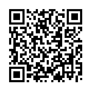 伸手一把抓住黑人手里握着的手枪二维码生成