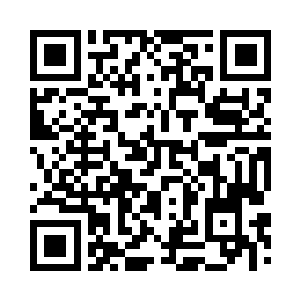 伸手从锅中拿出一块还在熬煮的鹰肉二维码生成