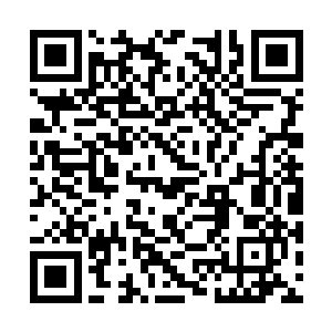 伸手去扶地上气喘吁吁脸色涨紫披头散发的贺兰氏二维码生成