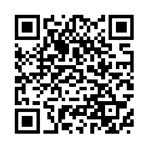 伸手又从一堆衣服拿出另一件围裙二维码生成