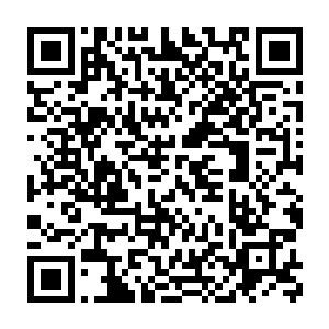 伸手就拿起了被汤思可重重甩在一边还没挂断的电话听筒放在耳边二维码生成