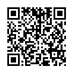 伸手拿起茶案上的一个在手上摆弄的二维码生成