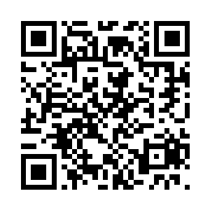 伸手用力的在凸起的石块上按了下去二维码生成