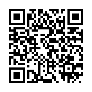 伸着手在她的头顶上轻轻的摸了一下安慰说道二维码生成