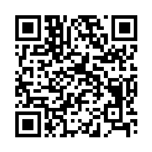 似是在跟自己前方的另一名男子说话二维码生成