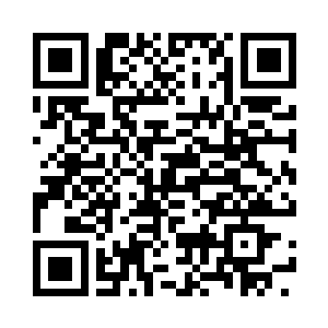似笑非笑的看着眼前一脸正气的老头二维码生成