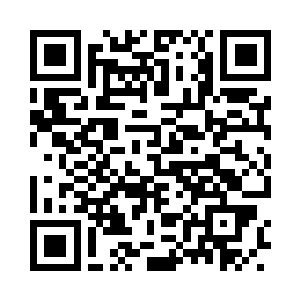 似笑非笑的睨着连俢肆剥橘子的动作二维码生成