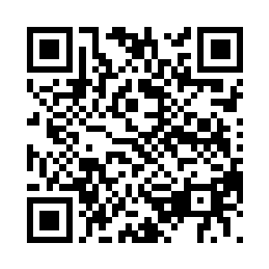 但他的皮肤仿佛被微风吹过的湖面一样二维码生成