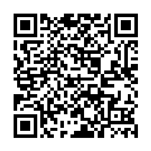 但后来工作人员纷纷上前从香槟塔上领取自己的香槟时二维码生成