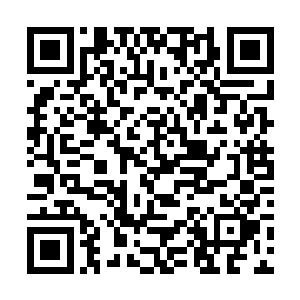 但在高空通过足下雾霭能隐约看到下方似分为无数层二维码生成