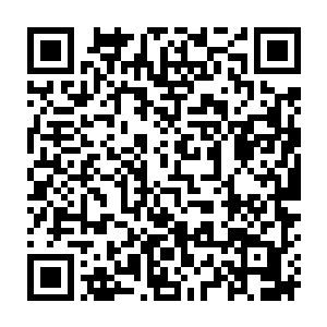 但在黑铁之堡宫殿树大厅的那座由爱德华亲手打造出来的带着日历的华美座钟二维码生成
