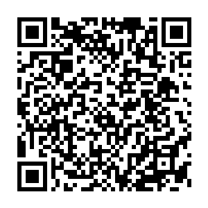 但慕容仙儿凭借着以往的经验和还算灵活的动作迅速在人群中钻动着二维码生成