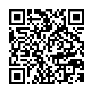 但是人家看门的保安根本不接他的证件二维码生成