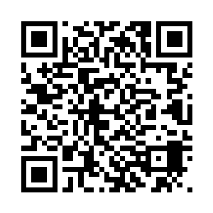 但是在他们两个的对面还坐着一个人二维码生成