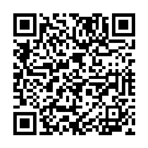 但是外面这些人还是挤着要等一个小时之后再次放卷二维码生成
