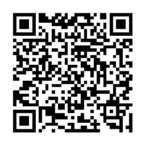 但是当摄像机的镜头随着足球一起转移过去的时候二维码生成