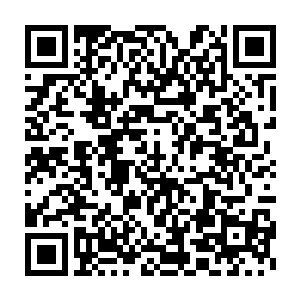 但是昔日的冷艳的仙尊如今怎么会功力全无成为了黑衣法师的情人二维码生成