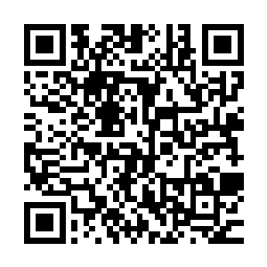 但是站在窗外可以很清楚的看到黑板上歪歪斜斜的写着两行字二维码生成