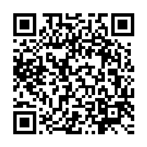 但是这并不妨碍他给小于做护符――这个孩子我可以看着他摔打二维码生成