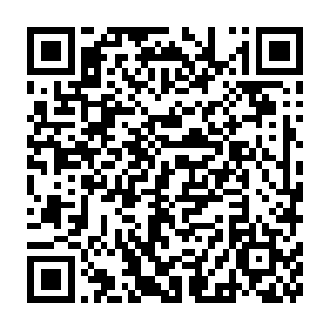 但自带起重机还是轻松的就把带着浮筒拖拽过来的一个集装箱抬进货舱二维码生成