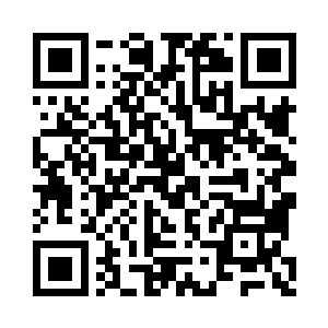 位于两人拱卫之间的笑公子叶笑脸上带着微笑二维码生成