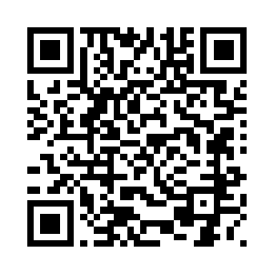 低头在小家伙脸上轻轻地吻了一下二维码生成